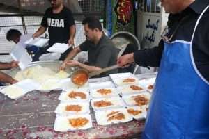 شلتوک مردم آستانه اشرفیه در روز 28 صفر هزاران وعده غذای نذری پخت و توزیع کردند